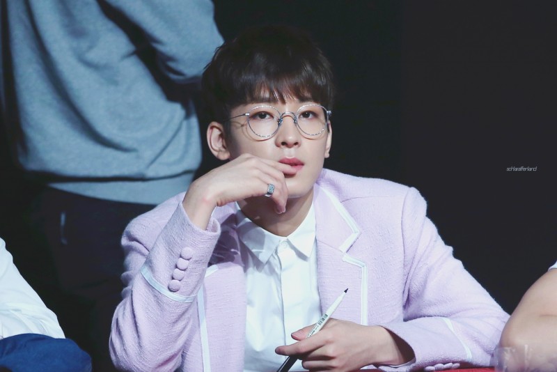 본진 안경 쓴 사진 좀 주라! | 인스티즈