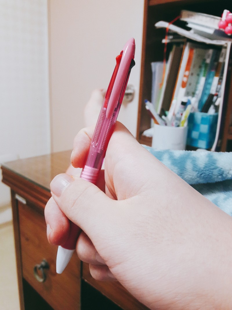 나보다 연필 이상하게 쥐는 사람 없을껄 | 인스티즈