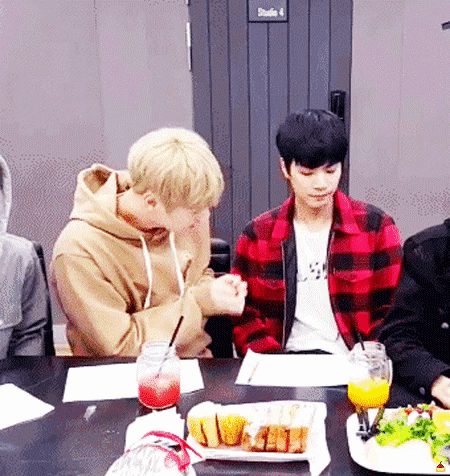 토마토 못먹는 종현이 놀리는 민현잌ㅋㅋㅋㅋㅋㅋㅋㅋㅋ | 인스티즈