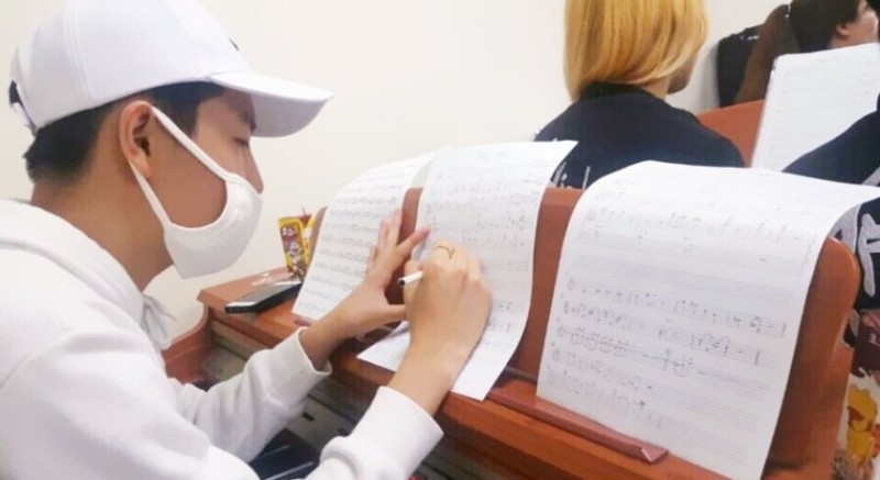 김재환 진짜 이거 너무 음대생스럽고 내 최애짤이고 멋있다 | 인스티즈