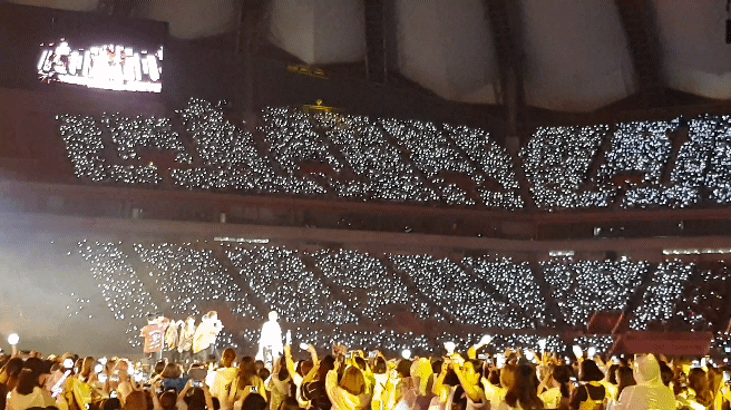 난 슴콘이나 드콘때 이렇게 팬석 딱 나뉘어 있는거 너무 좋앜ㅋㅋㅋㅋㅋㅋㅋㅋㅋㅋ | 인스티즈