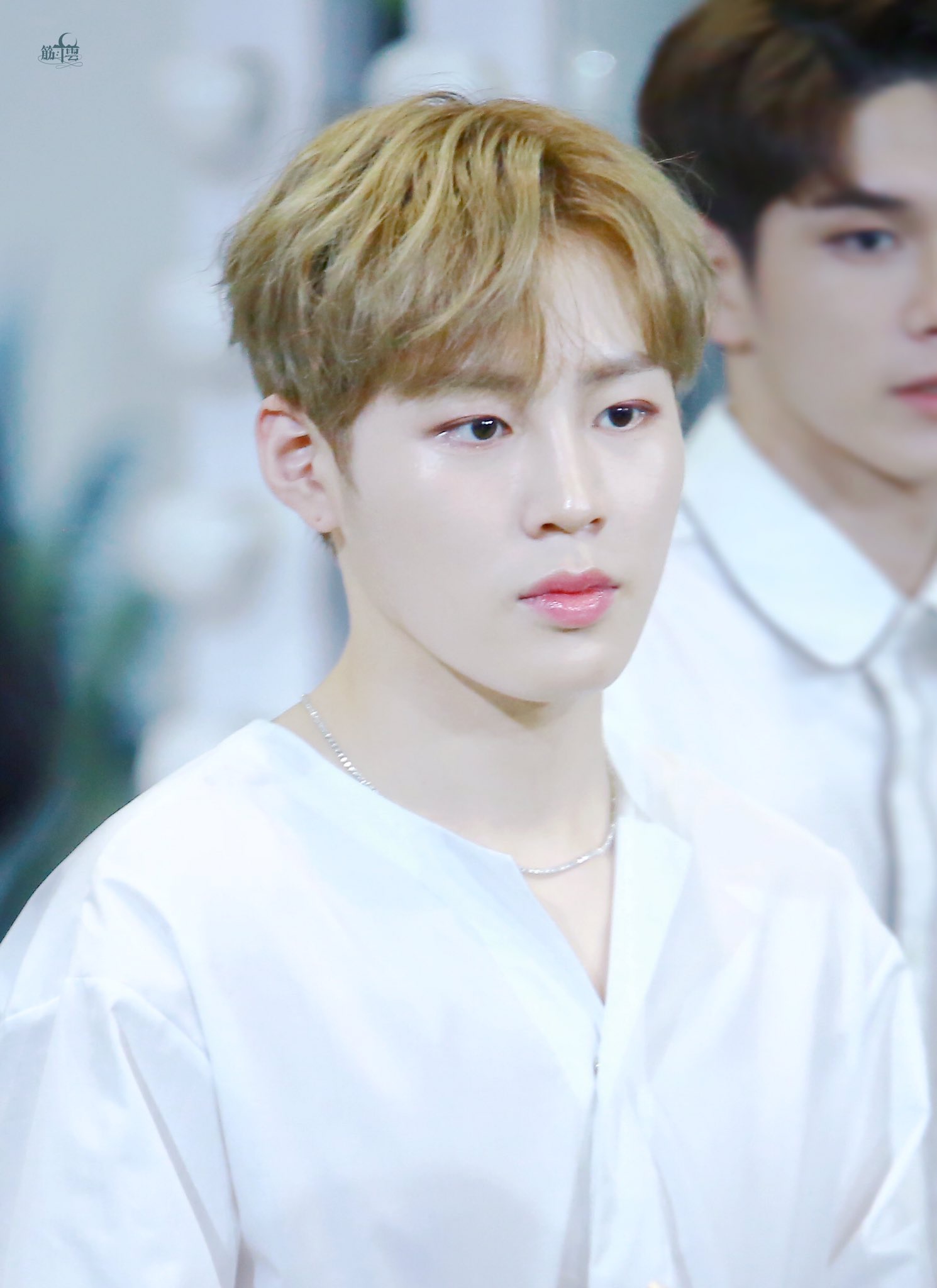 하성운 이 날 사진들 뭔가 그리스로마신화에 나오는 신 같이 나옴 | 인스티즈