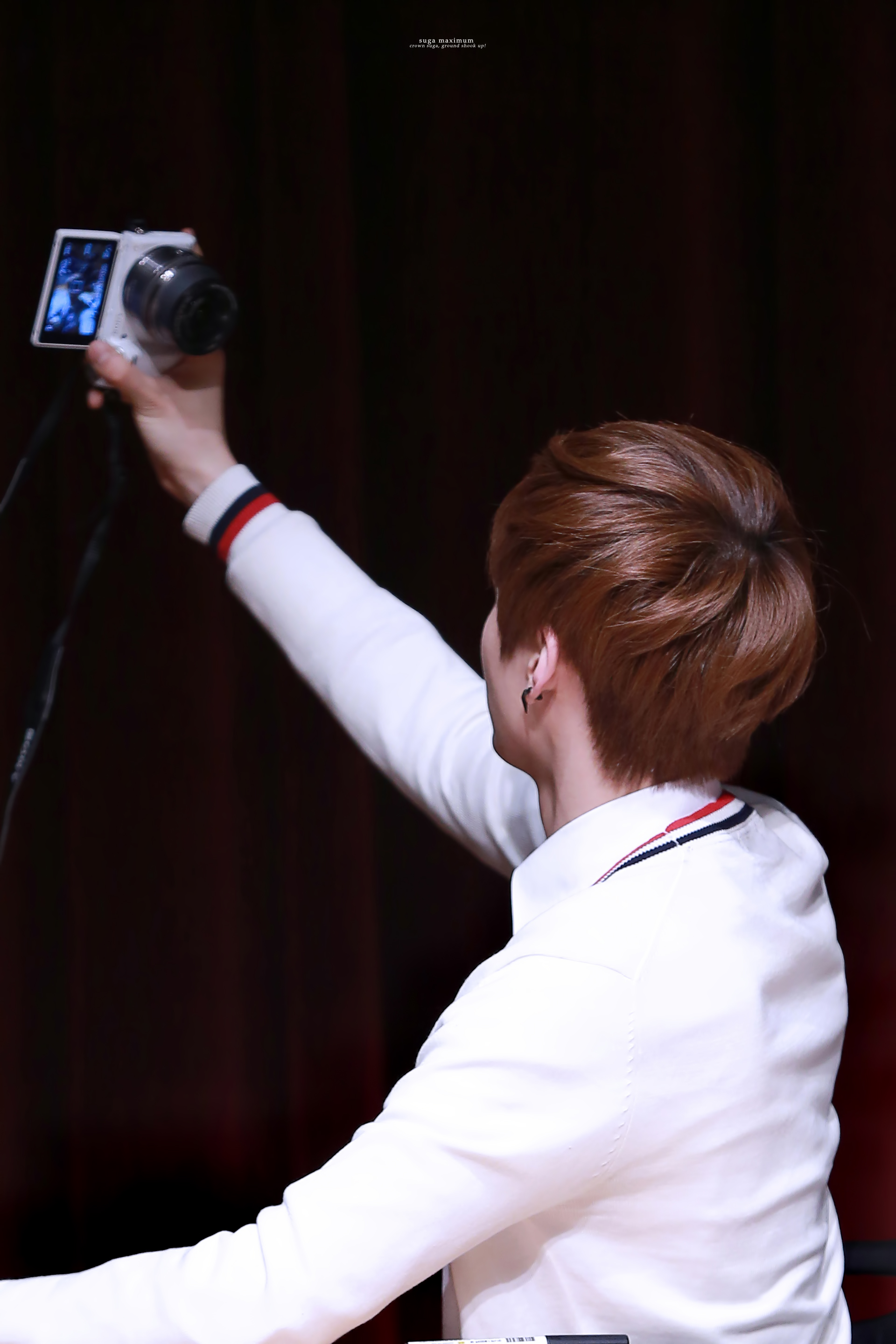 윤기 사진 찍는 거 왜 이렇게 귀여워? | 인스티즈